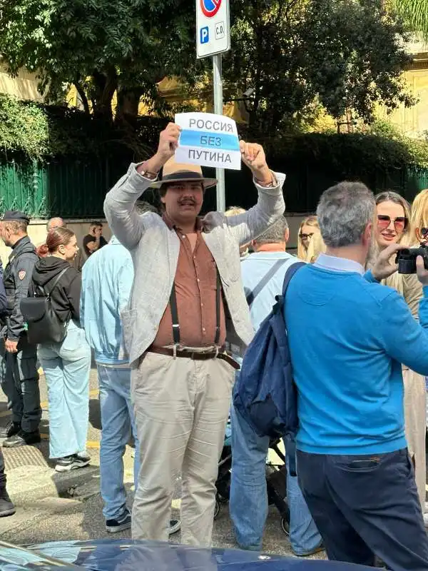 cittadini russi a roma fanno la fila davanti all ambasciata per votare   4