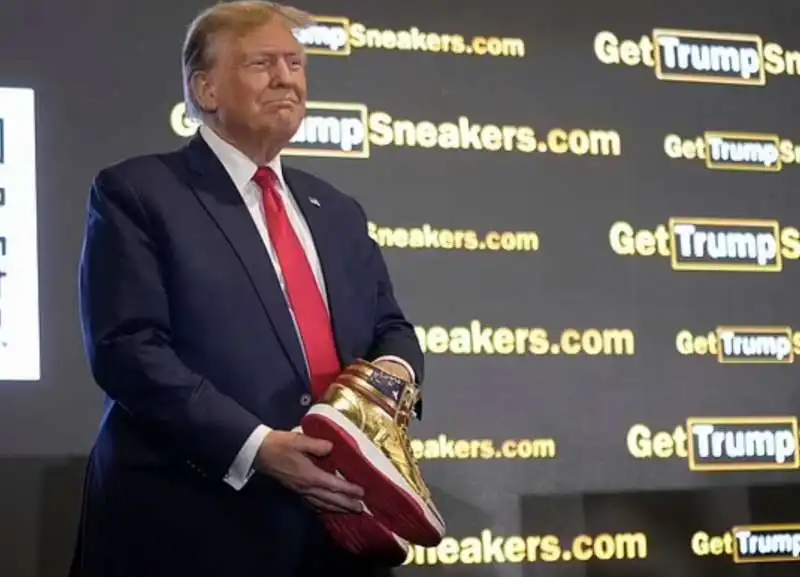 donald trump con le sue sneakers dorate