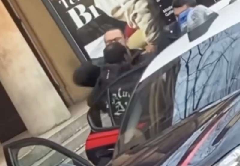 due carabinieri arrestano un uomo a modena 6