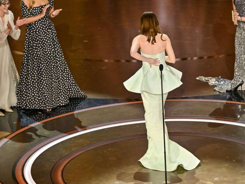 emma stone con il vestito rotto agli oscar