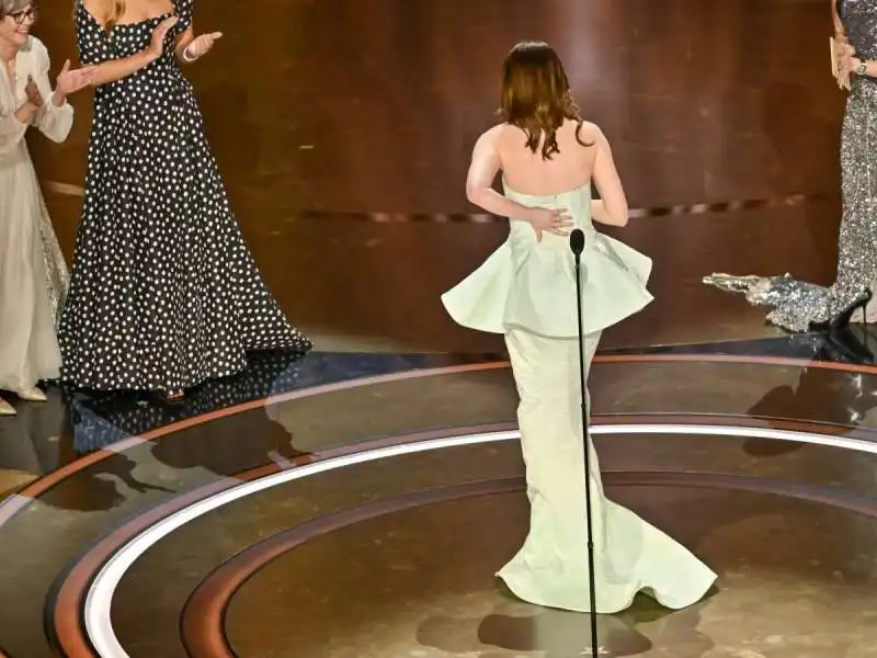 emma stone con il vestito rotto agli oscar 