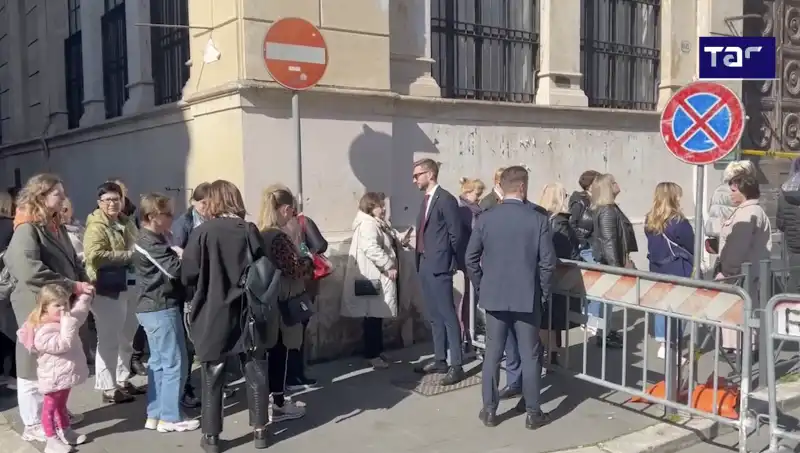 fila di cittadini russi che votano a roma   1