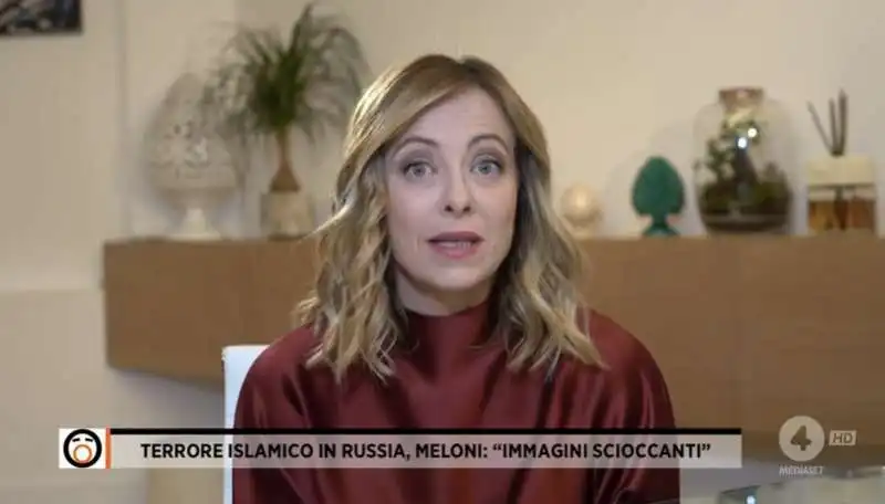 giorgia meloni a fuori dal coro 