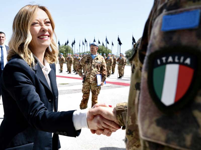 giorgia meloni con i soldati italiani in libano 2