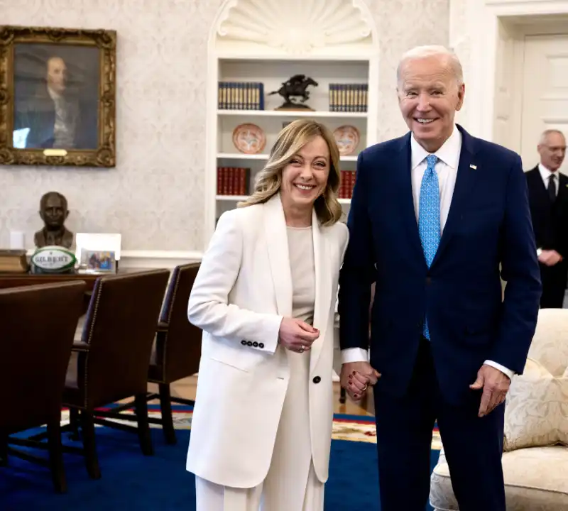 giorgia meloni e joe biden nello studio ovale 3