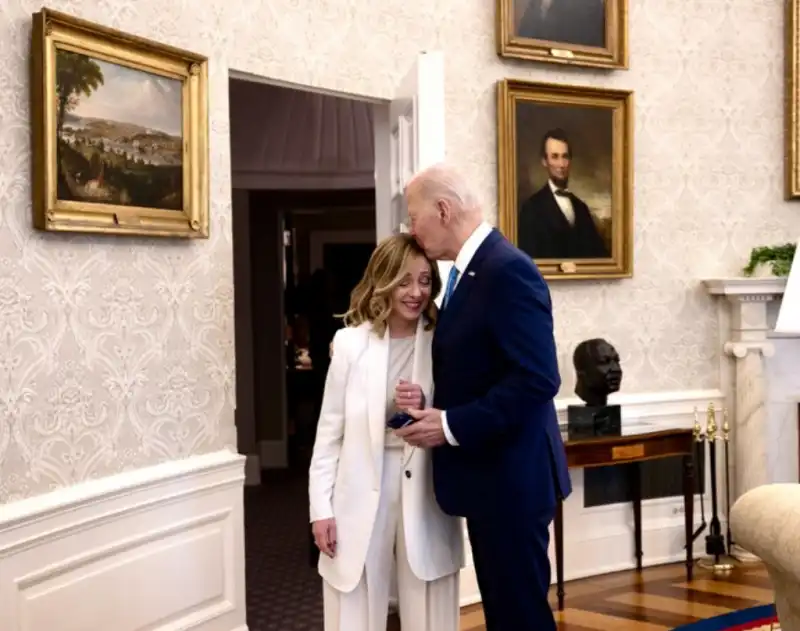 giorgia meloni e joe biden nello studio ovale 9