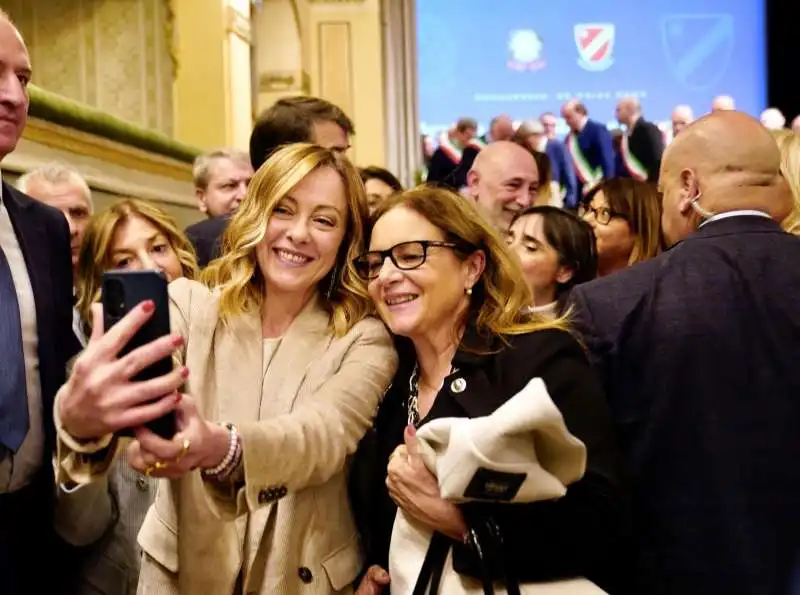 giorgia meloni in molise   selfie 