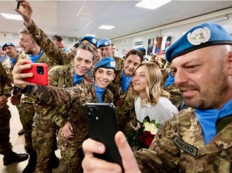 giorgia meloni in visita ai soldati italiani onu in libano 