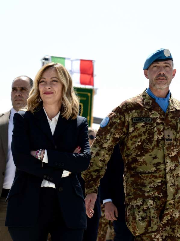 giorgia meloni visita i militari italiani in libano 3