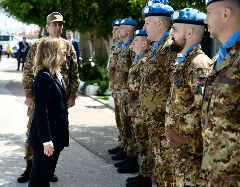 giorgia meloni visita i militari italiani in libano  5