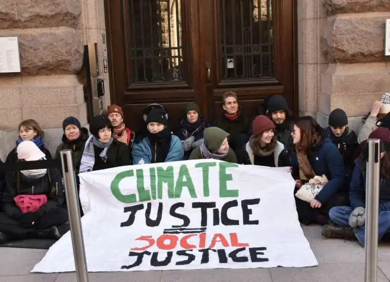 GRETA THUNBERG blocca il parlamento svedese