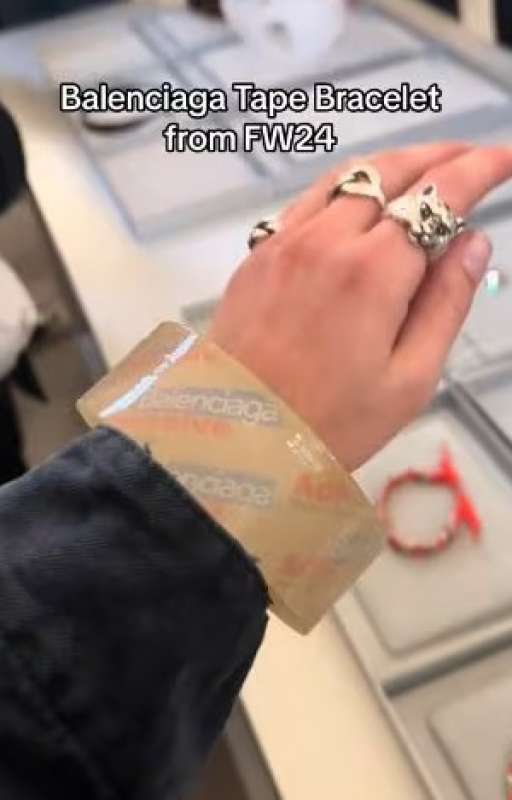 il bracciale scotch di balenciaga 1