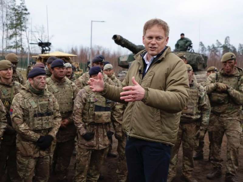 il ministro della difesa britannico Grant Shapps in polonia