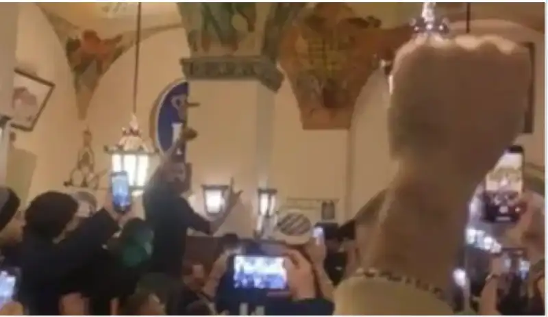 IL VIDEO DEI CORI E I SALUTI FASCISTI DI UN CENTINAIO DI ULTRA’ DELLA LAZIO NELLA BIRRERIA DI MONACO 