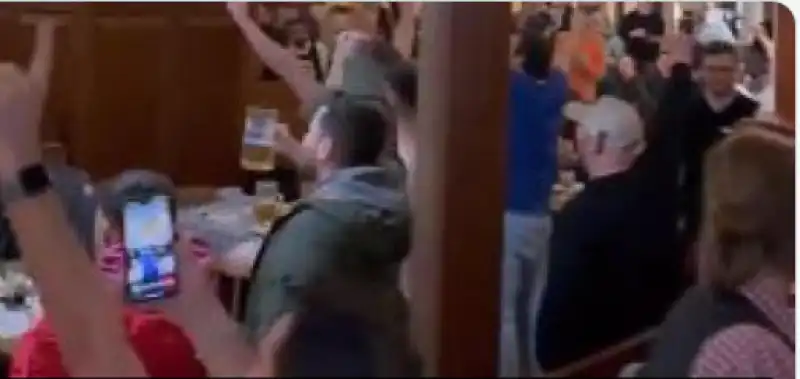 IL VIDEO DEI CORI E I SALUTI FASCISTI DI UN CENTINAIO DI ULTRA’ DELLA LAZIO NELLA BIRRERIA DI MONACO 