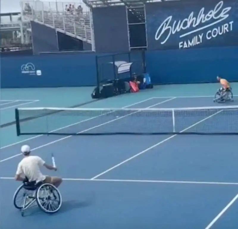 jannik sinner in carrozzina contro alfie hewett 1