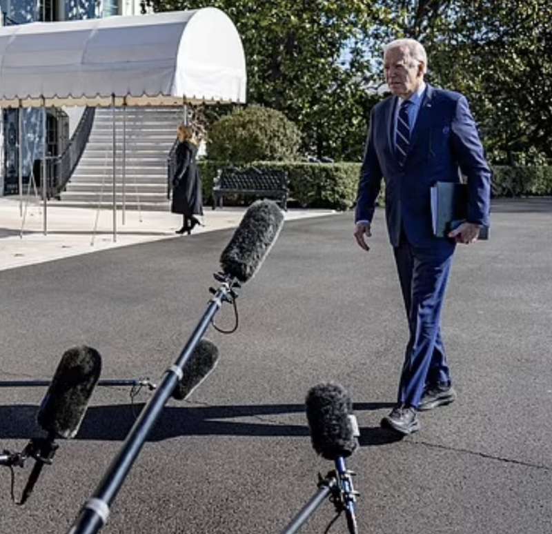 joe biden con le scarpe hoka