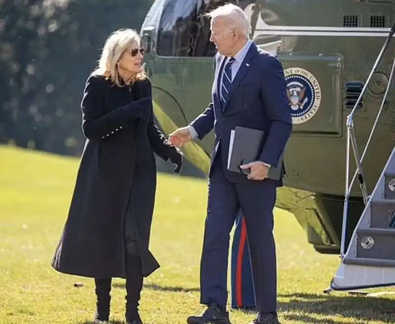 joe biden con le sneakers hoka transport