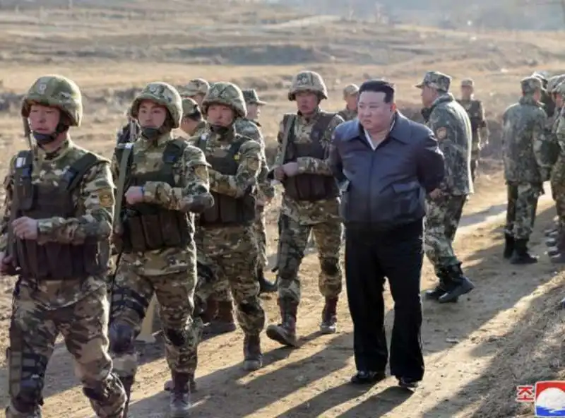 kim jong un assiste a un'esercitazione militare   8