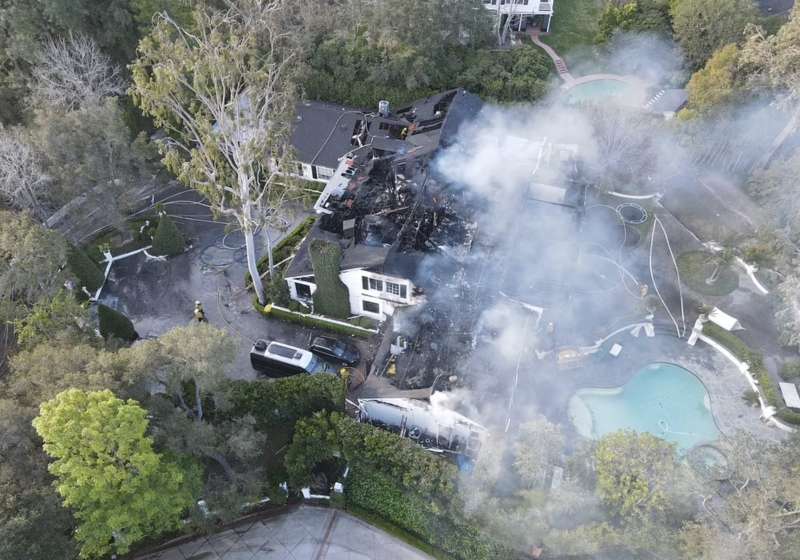 los angeles la casa di cara delevingne a fuoco.