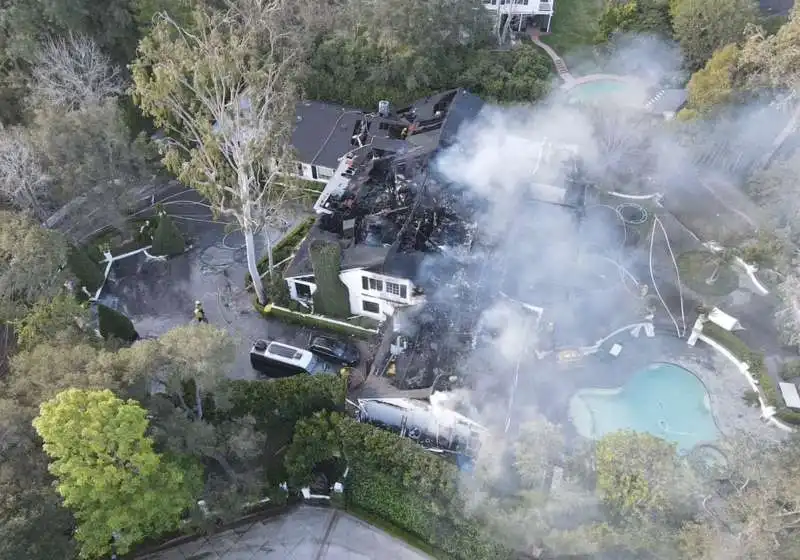 los angeles   la casa di cara delevingne a fuoco. 