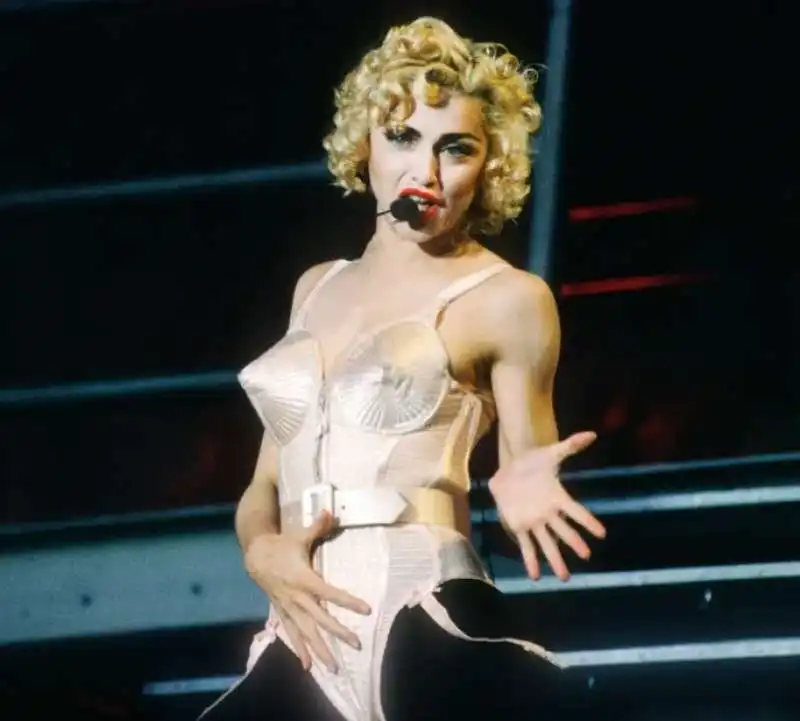 madonna con il reggiseno con le coppe a cono di jean paul gaultier 1