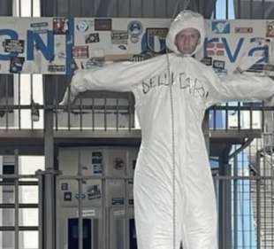 manichino di daniele delli carri appeso fuori dallo stadio del pescara