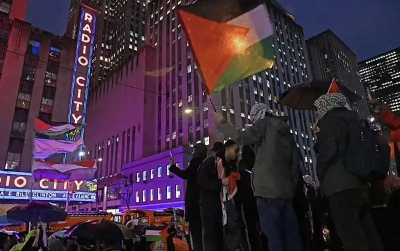 manifestanti pro gaza alla radio city hall di new york 