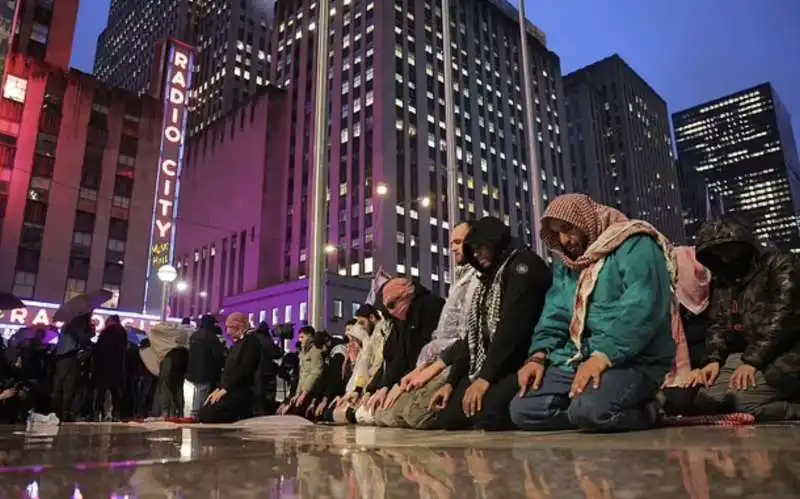 manifestanti pro gaza alla radio city hall di new york  3