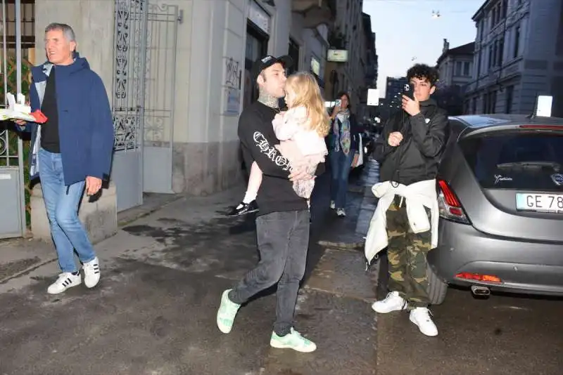 matteo ferragni fedez con la figlia vittoria   ph claudio mangiarotti