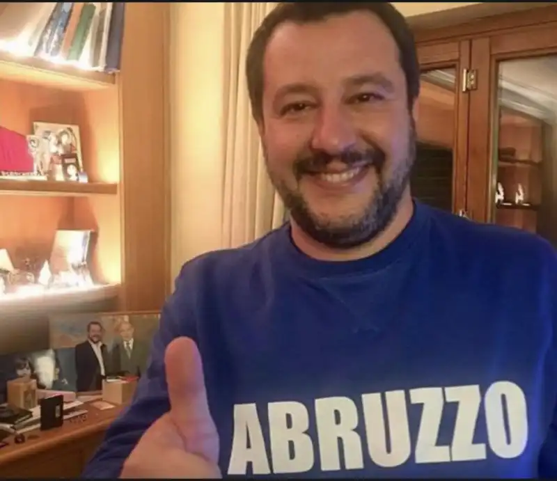 MATTEO SALVINI CON LA FELPA ABRUZZO