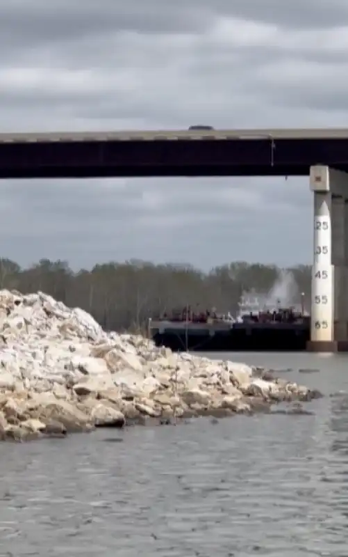 NAVE CONTRO UN PONTE IN OKLAHOMA