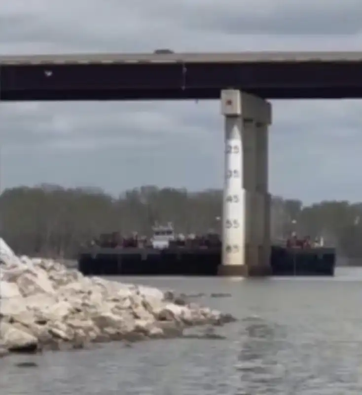 NAVE CONTRO UN PONTE IN OKLAHOMA