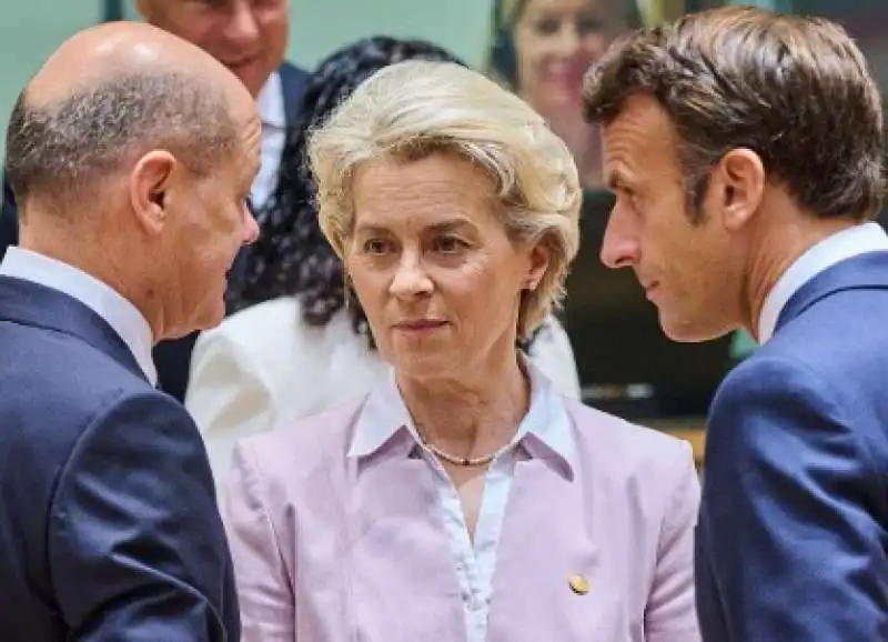 OLAF SCHOLZ URSULA VON DER LEYEN EMMANUEL MACRON