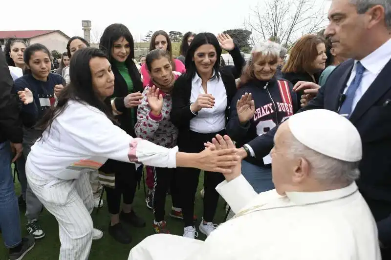 papa francesco a rebibbia lava i piedi alle detenute   1