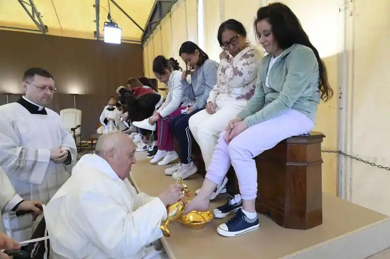 papa francesco a rebibbia lava i piedi alle detenute   3