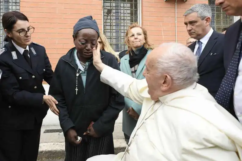 papa francesco a rebibbia lava i piedi alle detenute   4