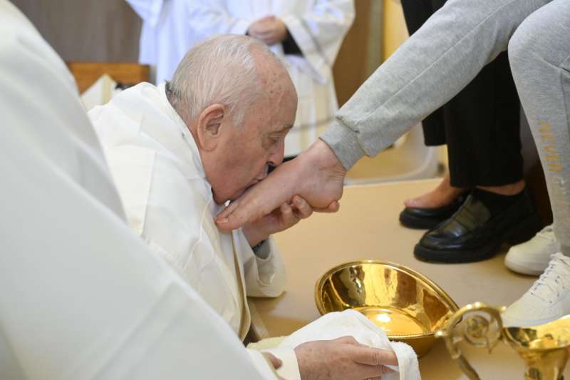 papa francesco a rebibbia lava i piedi alle detenute 6