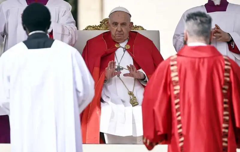 papa francesco durante la messa della domenica delle palme   3