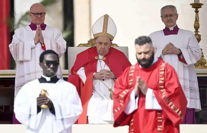 papa francesco durante la messa della domenica delle palme   6