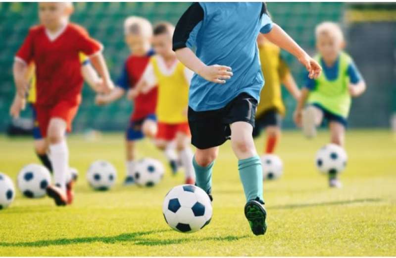 PARTITA DI CALCIO TRA BAMBINI