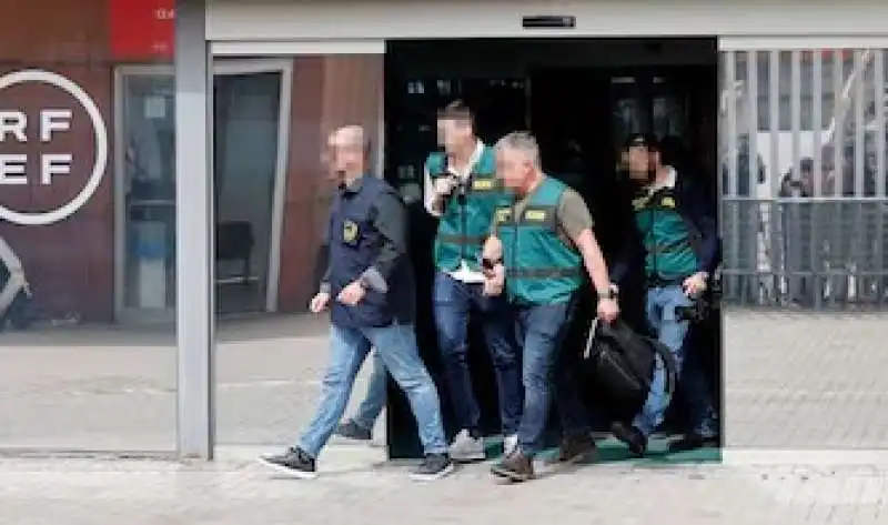 perquisizione della guardia civil nella sede della federcalcio spagnola. 3