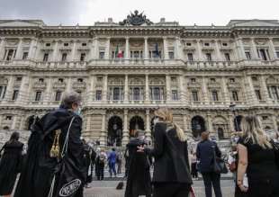 PROTESTA DEGLI AVVOCATI DAVANTI AL PALAZZACCIO