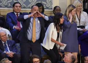 proteste contro biden alla camera usa