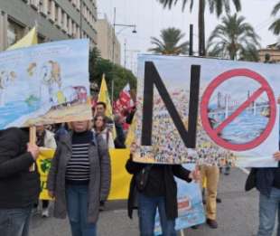 proteste contro il ponte sullo stretto a messina