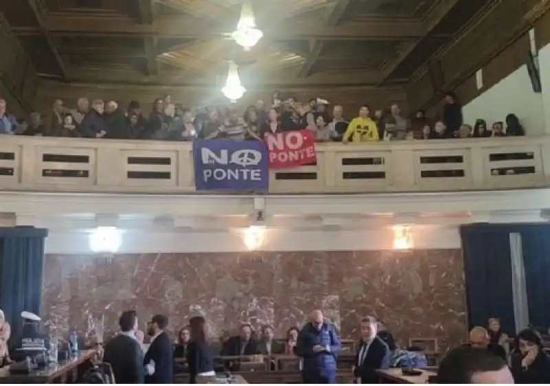 proteste contro il ponte sullo stretto in municipio a messina