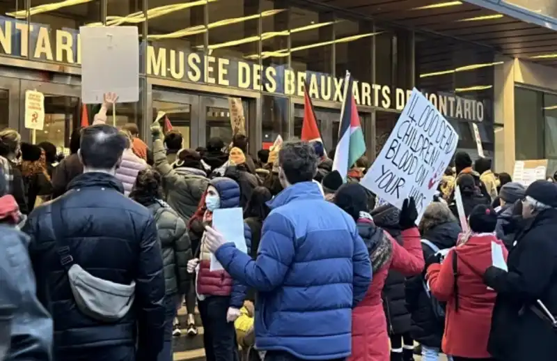 PROTESTE PRO PALESTINA DAVANTI ALLA ART GALLERY OF ONTARIO DI TORONTO 