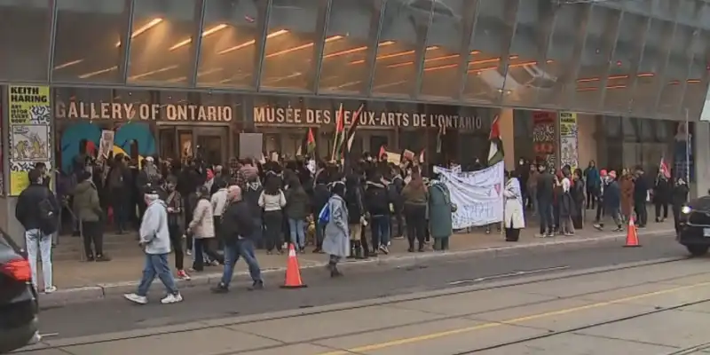 PROTESTE PRO PALESTINA DAVANTI ALLA ART GALLERY OF ONTARIO DI TORONTO 