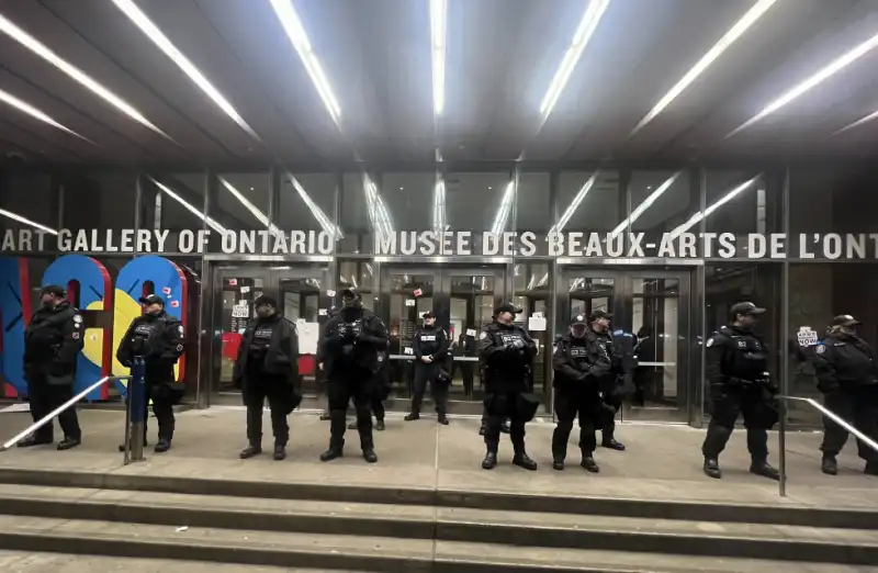 PROTESTE PRO PALESTINA DAVANTI ALLA ART GALLERY OF ONTARIO DI TORONTO 