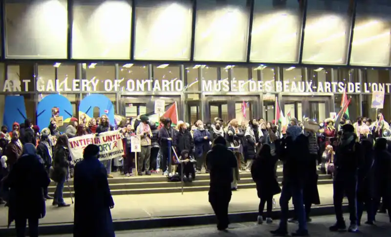 PROTESTE PRO PALESTINA DAVANTI ALLA ART GALLERY OF ONTARIO DI TORONTO 